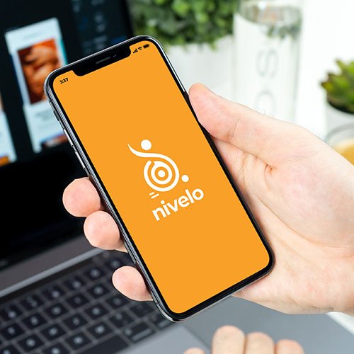mano sosteniendo celular que muestra en la pantalla la app
